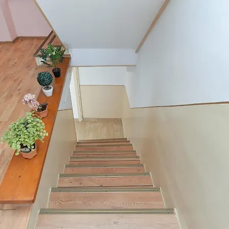 House Veznaveri 2063 Vrznaveri