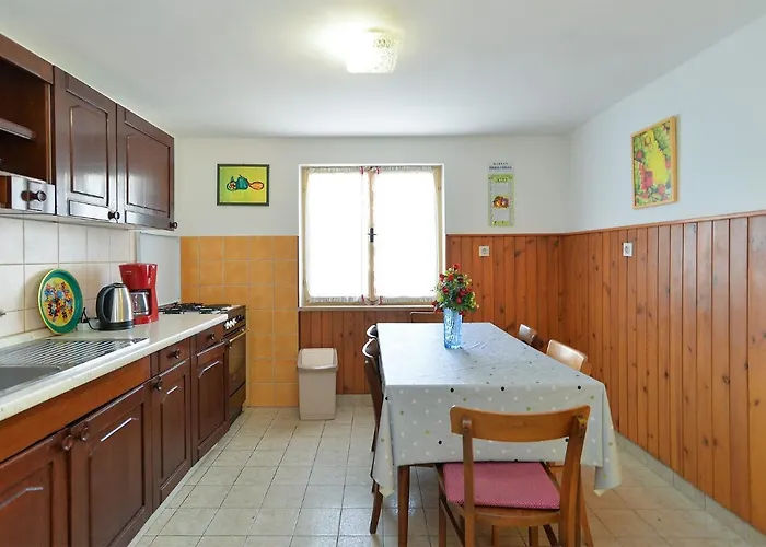 House Veznaveri 2063